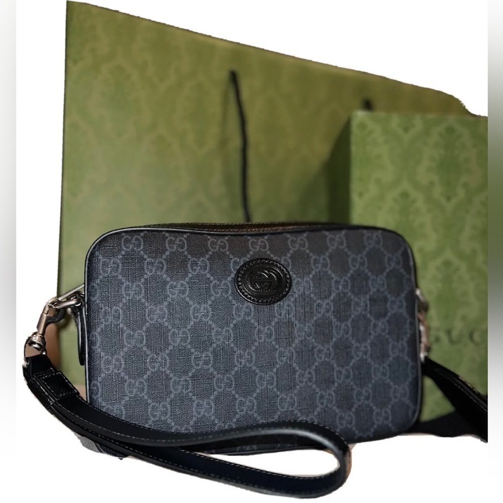 Gucci Shoulder bag with
Interlocking G .